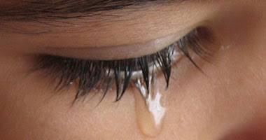 أسباب زيادة الدموع في العينين