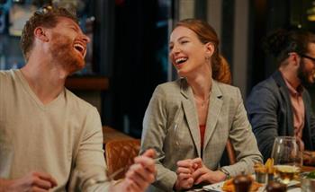 طرق خفية تحدد نظرة الآخرين إليك منذ اللحظة الأولى