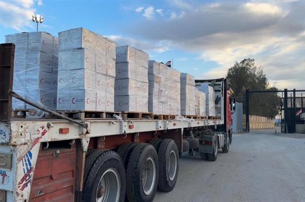 قافلة المساعدات الـ104 تدخل إلى الفلسطينيين بقطاع غزة 