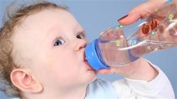 سؤال متكرر .. متى يشرب الرضيع الماء ؟