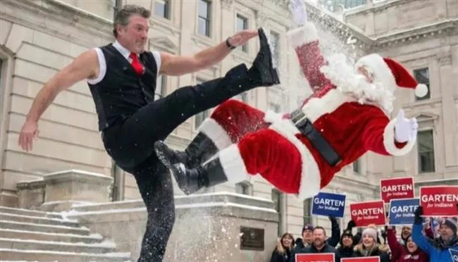 سياسي أمريكي يعتدي على سانتا كلوز.. مشهد صادم في الأعياد