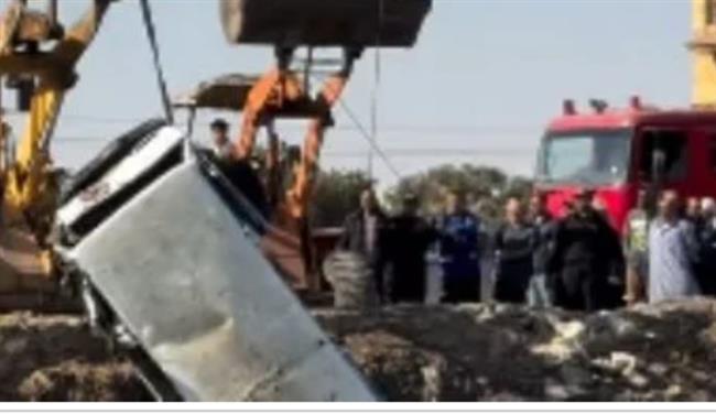 الاستعانة باللوادر لاستخراج سيارة ميكروباص غرقت بترعة المريوطية