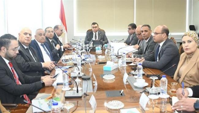 وزير الإسكان يبحث تطوير منظومة النقل الداخلي بعددٍ من المدن الجديدة 