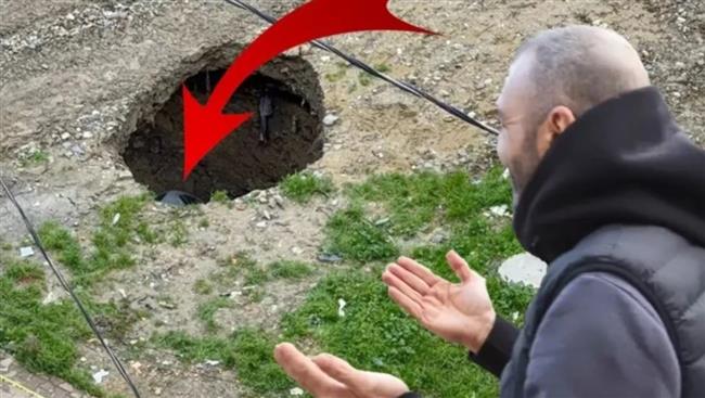 "ارتحت منها".. رد فعل غريب من تركي غرقت سيارته الفاخرة في انهيار أرضي (فيديو)