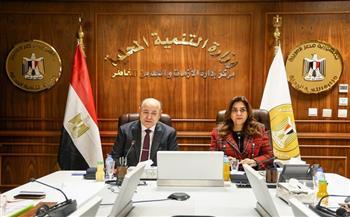 وزيرة التنمية المحلية ومستشار الرئيس يبحثان مع المحافظين أوجه استغلال الأراضي المستردة 