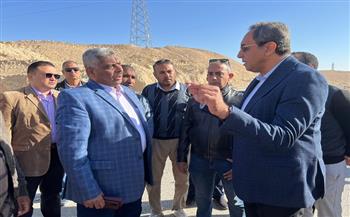محافظ قنا يتفقد الطريق الصحراوي الغربي ويوجه بإجراءات عاجلة لرفع الكفاءة ومنع الحوادث