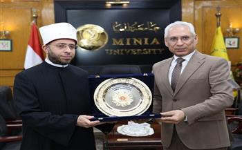 رئيس جامعة المنيا يستقبل وزير الأوقاف قبيل المشاركة في مناقشة رسالة ماجستير بالجامعة