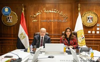 وزيرة التنمية المحلية ومستشار رئيس الجمهورية يبحثان مع المحافظين استغلال الأراضي المستردة 