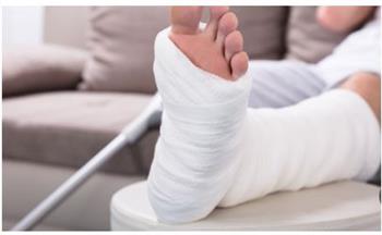ماذا تفعل المصابة بكسر في القدم عند الوضوء؟.. أمين الفتوى يجيب