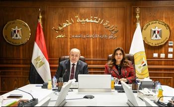 محافظ الوادى الجديد يشارك باجتماع متابعة أوجه استغلال الأراضي المستردة وإزالة التعديات على أملاك الدولة