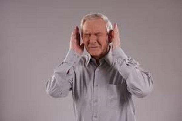 كيف أتعامل مع التغيرات الخاصة بالسمع لكبار السن؟.. «الصحة» تجيب
