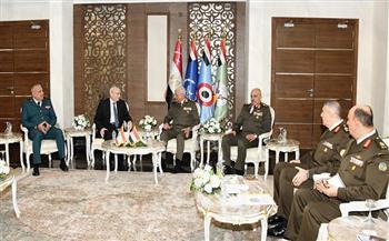 وزير الدفاع ورئيس الأركان يعقدان عددًا من اللقاءات الثنائية مع قادة الوفود العسكرية 