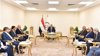 وزير الإنتاج الحربي يناقش مع ممثلي "نورثروب جرومان" الأمريكية و"هيلينك" اليونانية أوجه التعاون 