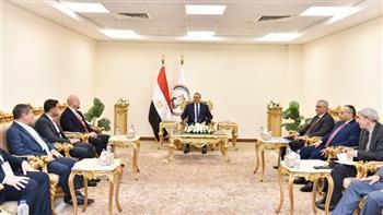 وزير الإنتاج الحربي يناقش مع ممثلي "نورثروب جرومان" الأمريكية و"هيلينك" اليونانية أوجه التعاون 