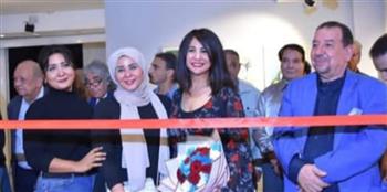 عن معرضها " وجوه مألوفة " .. شيماء محمود : لوحاتي تعكس تجارب إنسانية 