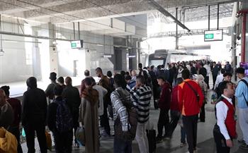 إقبال كبير من المواطنين على القطار الكهربائي الخفيف «LRT».. صور