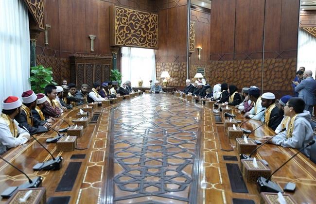 شيخ الأزهر يلتقي طلاب مدرسة "الإمام الطيب" ويشيد بحفظهم المتقن لكتاب الله بالقراءات العشر