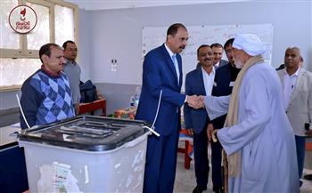 محافظ سوهاج يتفقد لجان اعادة انتخابات مجلس النواب بمركزى دار السلام والمنشاة
