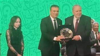 الجامعة الأمريكية تُتوج عمرو الليثي أفضل إعلامي لعام 2025