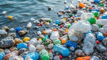 تقرير أمريكي يحذر: التلوث البلاستيكي العالمي سيصل إلى 280 مليون طن سنويًا بحلول 2040