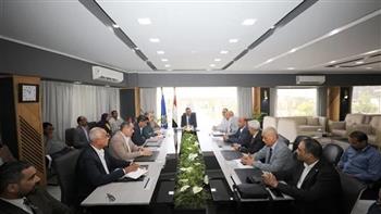 محافظ أسوان يناقش مطالب قطاع السياحة مع مسؤولي الكيانات السياحية بالمحافظة