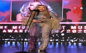 نيكول سابا تتألق خلال تكريمها بجائزة "تالنت أورد" في حفل الـ Mema