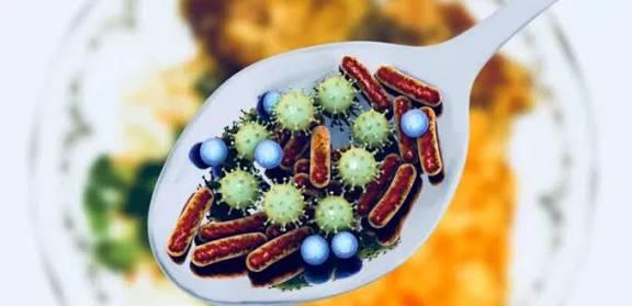 لحين طلب المساعدة الطبية كيف تتعامل مع التسمم الغذائي؟