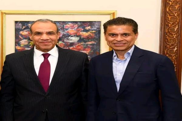 وزير الخارجية يلتقي الإعلامي الأمريكي فريد زكريا