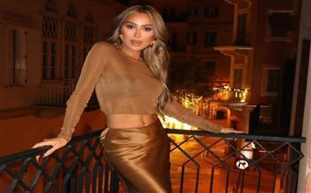 مايا دياب تودع العام بإطلالة ذهبية