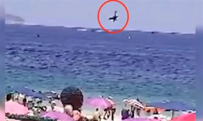 فيديو.. مقتل طيار سقطت طائرته في البحر في أول يوم عمل له