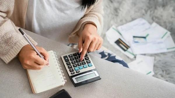 كيف تدير المرأة أموالها بحكمة في 2026؟.. خبراء الاقتصاد يوضحون