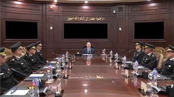 وزير الداخلية يجتمع مع مساعديه لمراجعة الخطط الأمنية استعدادًا لاحتفالات رأس السنة 