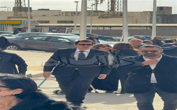 الفنان هاني رمزي يشيع جنازة والدته في كنيسة أبي سيفين