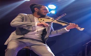 عازف الكمان عزمي مجدي يحيي حفل رأس السنة في النادي الدبلوماسي