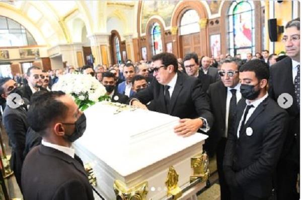 انهيار هاني رمزي في جنازة والدته بكنيسة القديس أبي سيفين