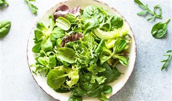 لربات البيوت.. حيلة سهلة تحافظ على خضراوات السلطة طازجة لفترة أطول