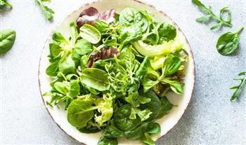 لربات البيوت.. حيلة سهلة تحافظ على خضراوات السلطة طازجة لفترة أطول