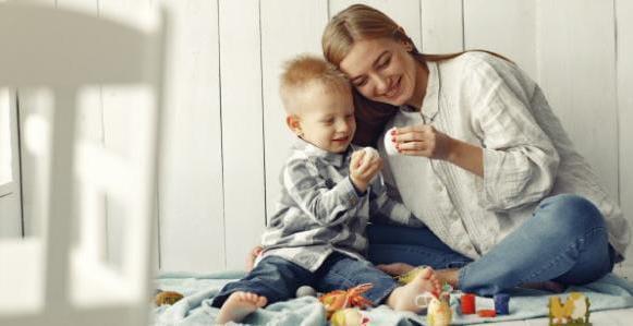 5 قواعد تساعدك على فهم احتياجات طفلك وإشعاره بالأمان