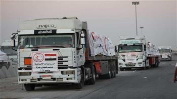 أطنان من مواد الإغاثة والغذاء.. قوافل المساعدات تتدفق من مصر إلى غزة وسط تعنت إسرائيلي