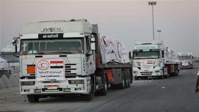 أطنان من مواد الإغاثة والغذاء.. قوافل المساعدات تتدفق من مصر إلى غزة وسط تعنت إسرائيلي