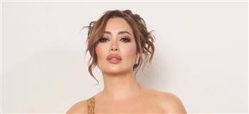 نسرين طافش تودع العام باطلالة ذهبية مشرقة 