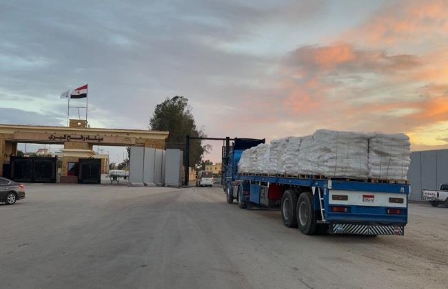 "الهلال الأحمر" يدفع بحمولة 5.300 مساعدات إنسانية عبر قافلة «زاد العزة» 106 إلى غزة