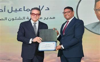 وزير الصحة يكرّم عددًا من قيادات وكوادر مديرية الصحة بالبحر الأحمر في يوم الوفاء