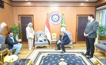 محافظ الدقهلية يحقق رغبة طفل من ذوي الهمم في مقابلته