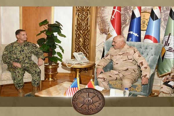 رئيس أركان حرب القوات المسلحة يلتقي قائد القيادة المركزية الأمريكية لبحث التعاون العسكري