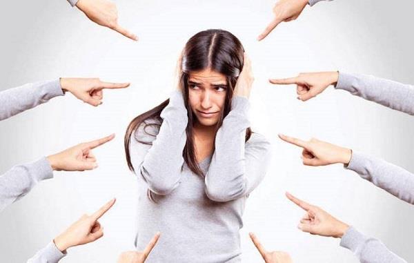 مناهضة العنف ضد المرأة.. إلى أي مدى يؤثر التنمر على نفسيتها وكيف تواجهه؟| خاص