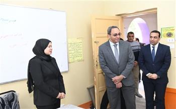محافظ قنا يواصل جولاته الميدانية لمتابعة سير العملية الانتخابية