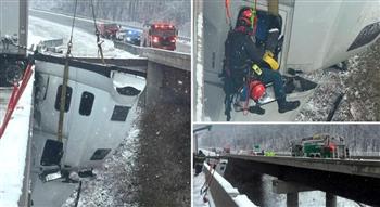 فيديو يحبس الأنفاس.. إنقاذ سائق تدلت شاحنته فوق جسر معلق