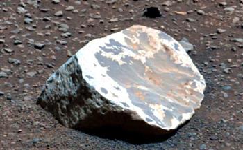 صخور بيضاء تكشف لغزًا صادمًا عن كوكب المريخ