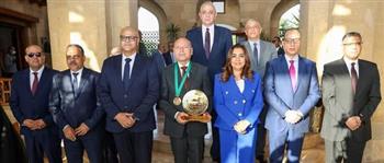 وزيرة التنمية المحلية تهنئ محافظ القاهرة لفوزه بجائزة أفضل محافظ عربي